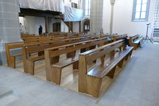 Reinigung und Aufstellung der Kirchenbänke von St. Crescentius (Foto: Karl-Franz Thiede)